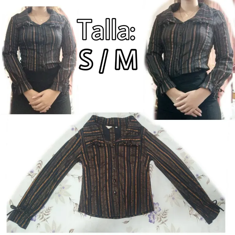 Camisa de mujer marrón con rayas doradas.