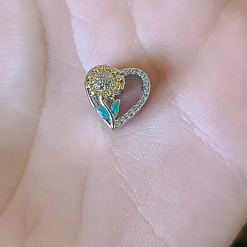 Charm corazon con girasol, plata cifrada s 925.