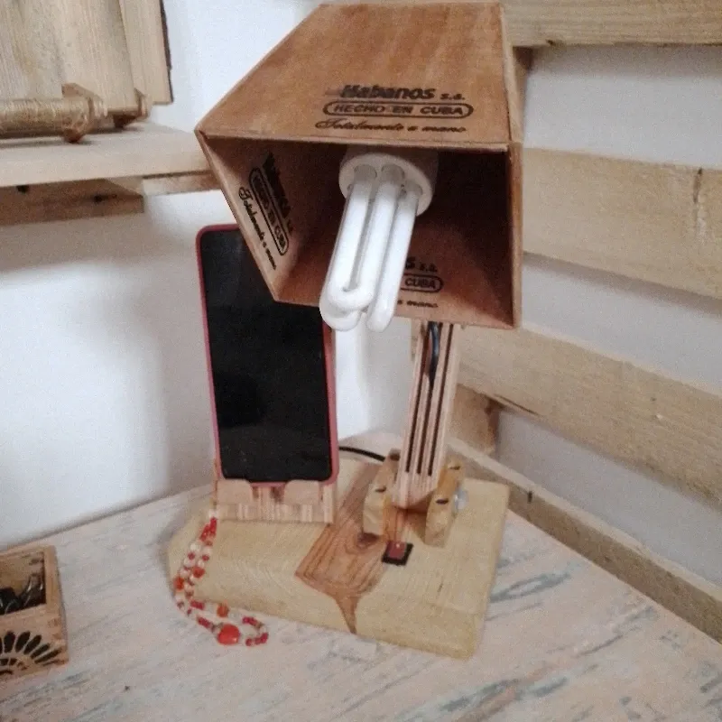 Lámparas de mesa con porta célular