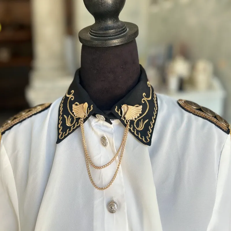 Camisa blanca con charreteras