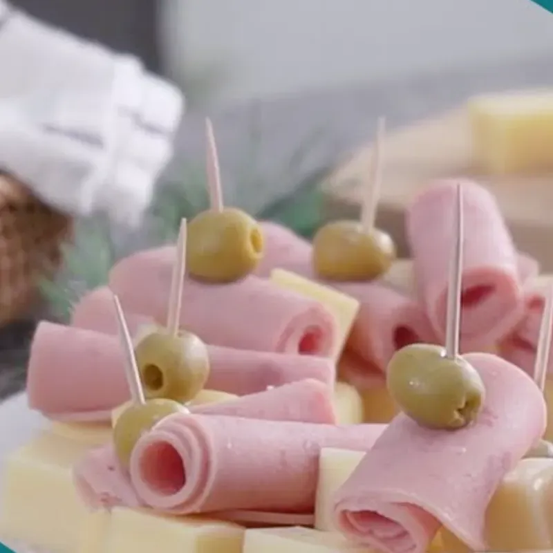 Pinchos de Jamón, Queso y Aceitunas