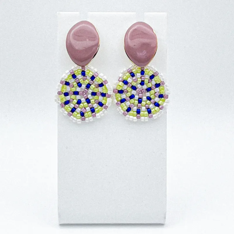Aretes tejidos con herrajes esmaltados