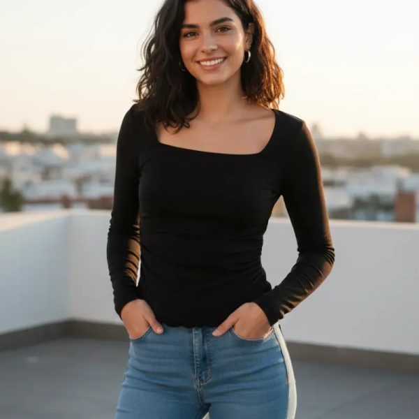 Blusa negra elegante de mujer