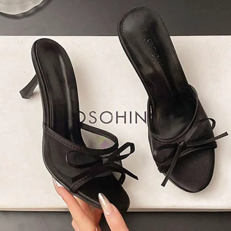 Tacones negros con lazo