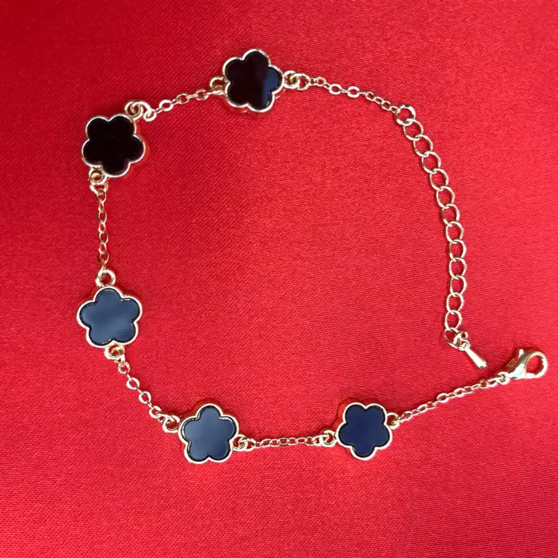 Pulsera detalles negros