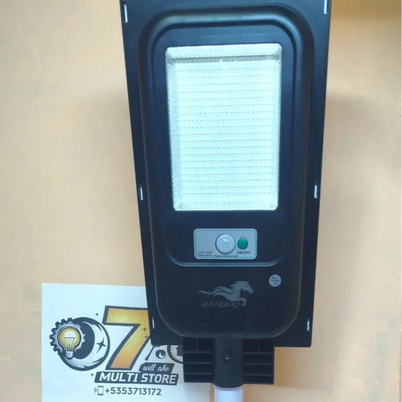 ** Lámpara solar IP68 con mando y base metálica**
