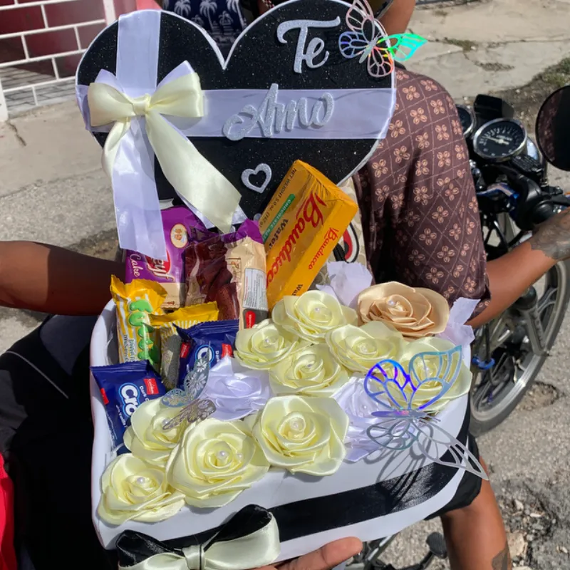 Caja con flores y chucherias