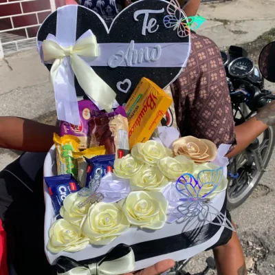 Caja con flores y chucherias