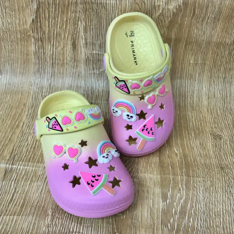 Crocs de colores con arcoiris