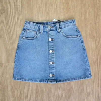 Saya de Mezclilla Clara con Botones Delanteros