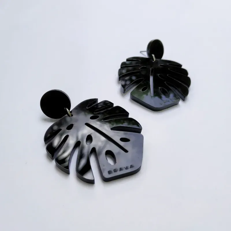 Pendientes hojas de monsteras/ color: negro