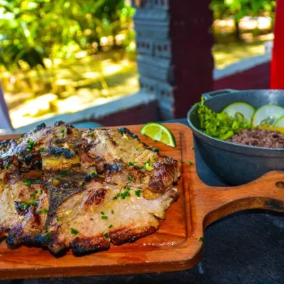 Completa de chuleta de cerdo al carbon