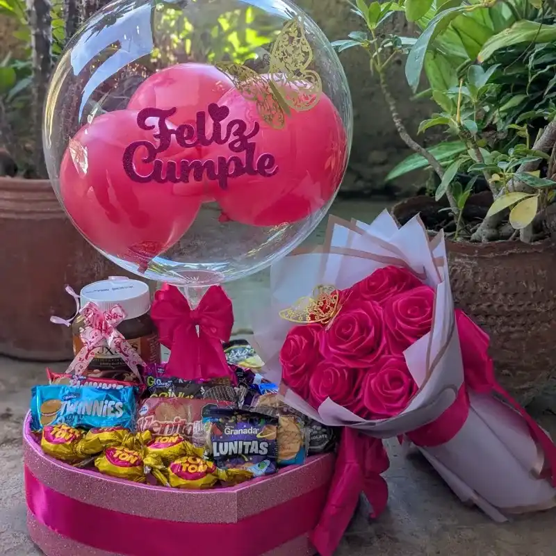 Corazón decorado y ramo de rosas eternas