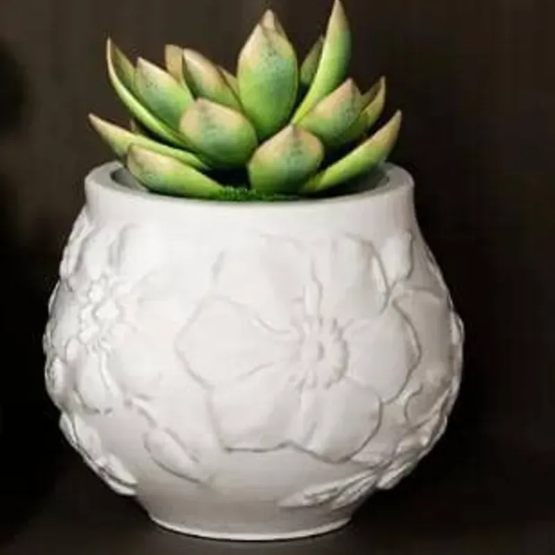 Elegante maceta de yeso con diseño floral