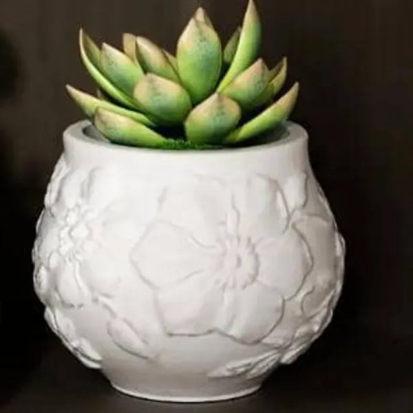 Elegante maceta de yeso con diseño floral