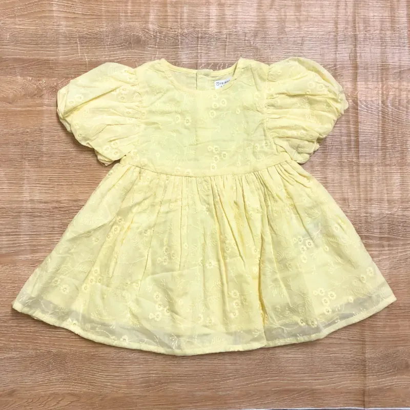 Vestido amarillo con flores bordadas