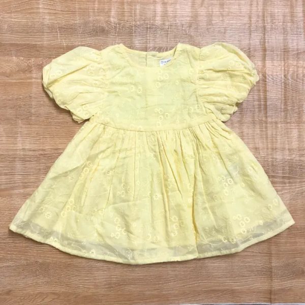 Vestido amarillo con flores bordadas