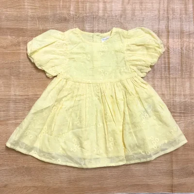 Vestido amarillo con flores bordadas