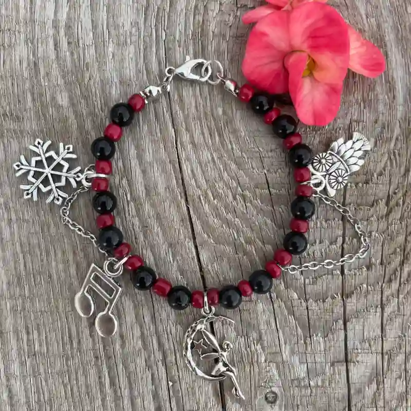 Pulseras de perlas negras y cuentas.