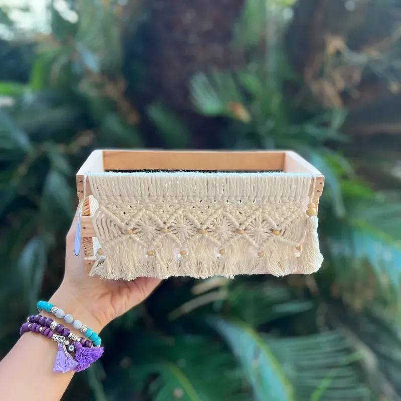 Caja de madera decorada con macramé  (M1)
