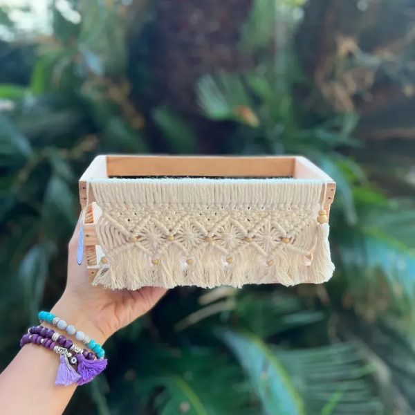 Caja de madera decorada con macramé  (M1)