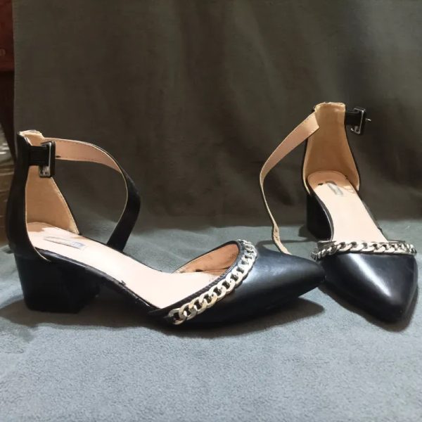 Tacones negros con cadena