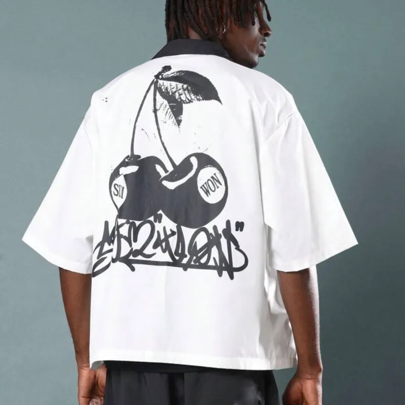 SUMWON Camisa de bolos de manga corta oversize con estampado gráfico y cuello negro, ropa urbana casual de estilo callejero para el verano
