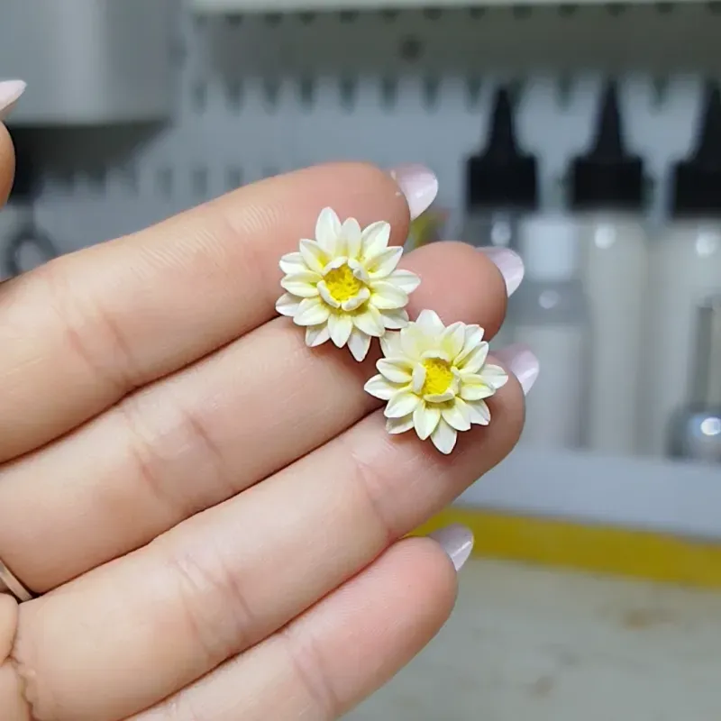 ✨ Aretes Mini de Crisantemos✨