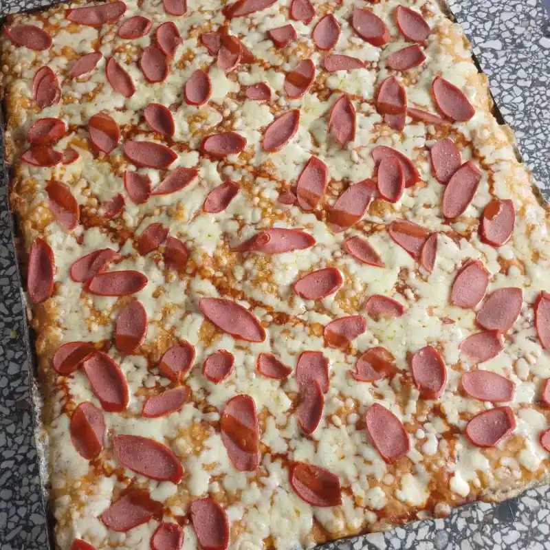 Pizza familiar de salchicha