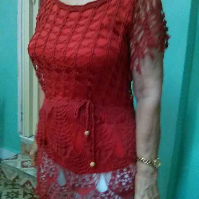 Blusa roja.