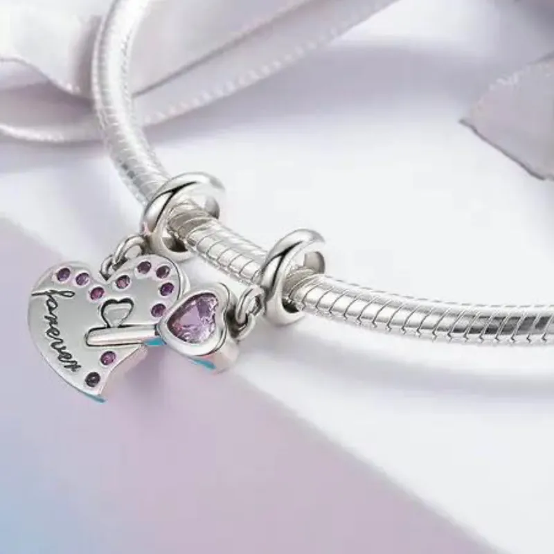 Candado en forma de corazón y llave