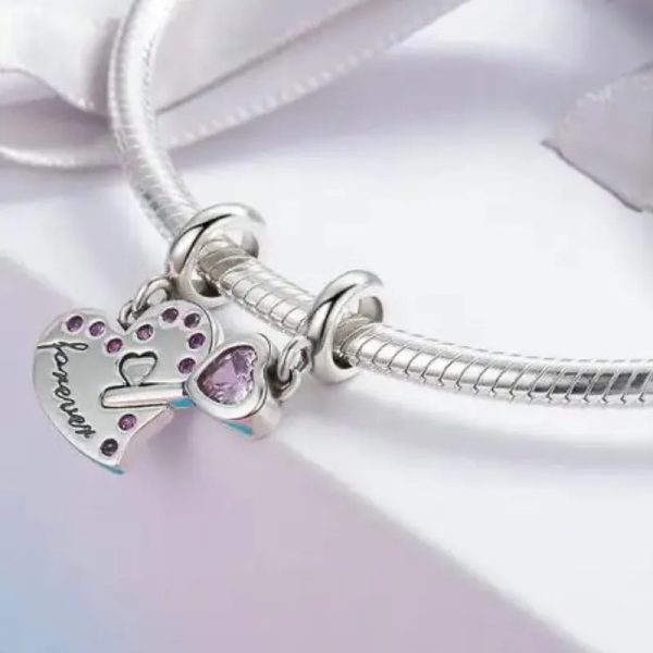 Candado en forma de corazón y llave