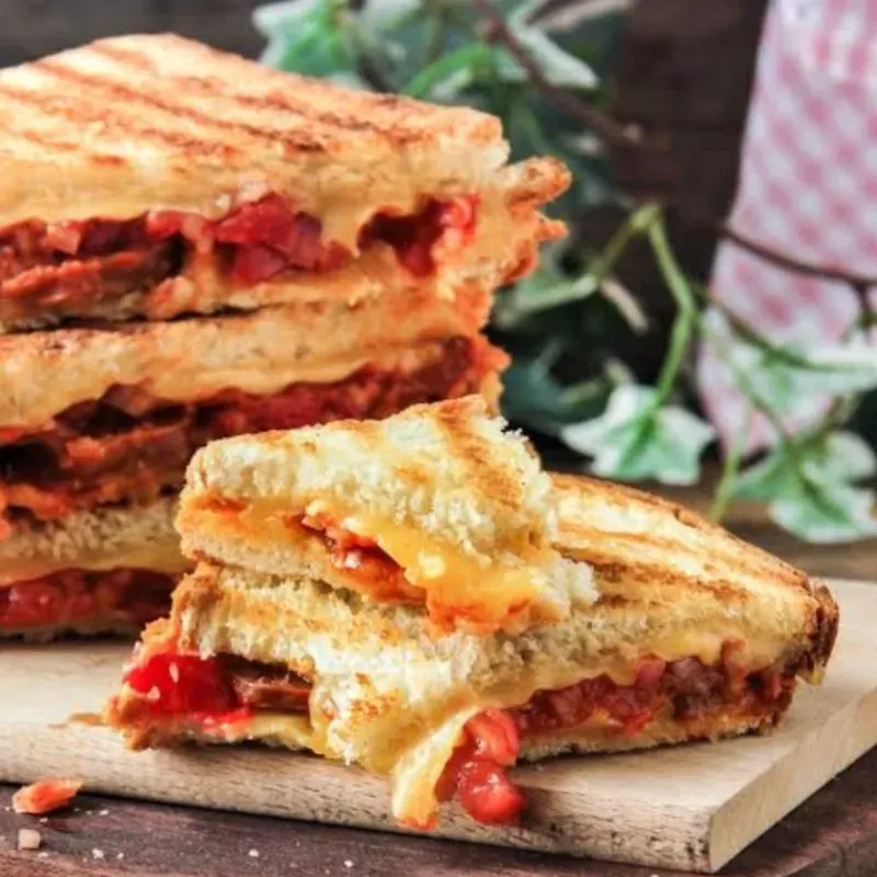 SANDWICH DE CHORIZO Y QUESO