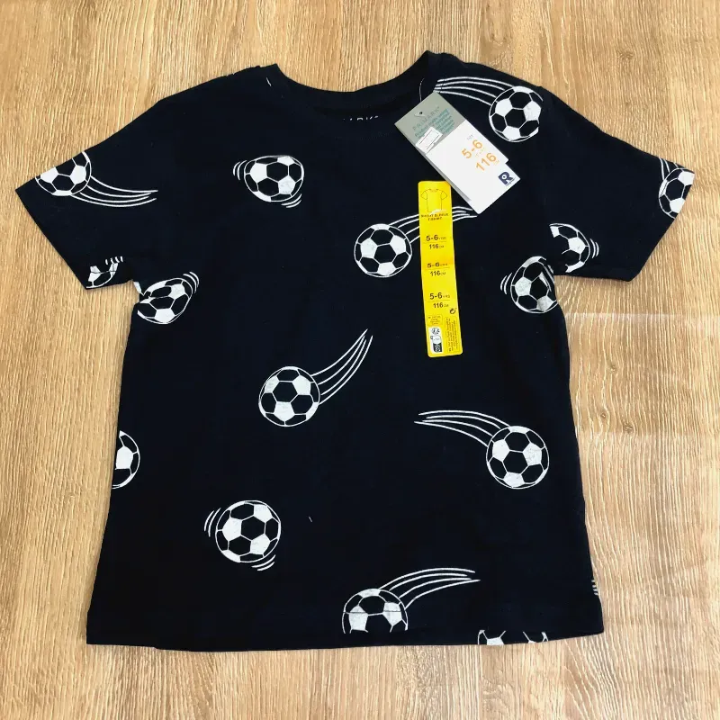 Pulóver con pelota de fútbol color negro