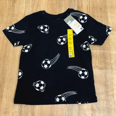 Pulóver con pelota de fútbol color negro