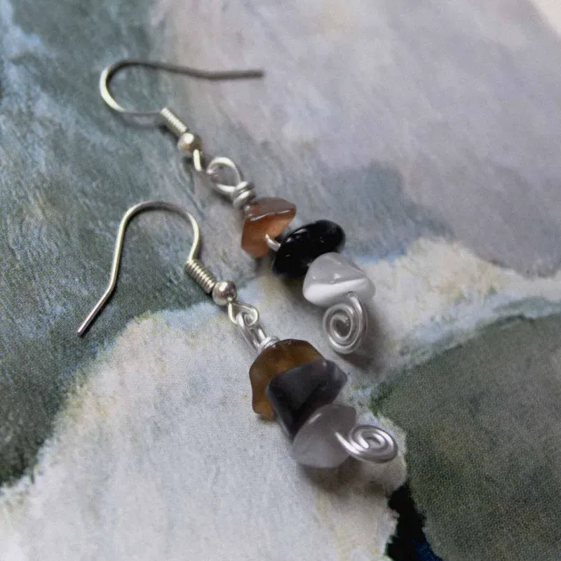 Aretes de piedras naturales