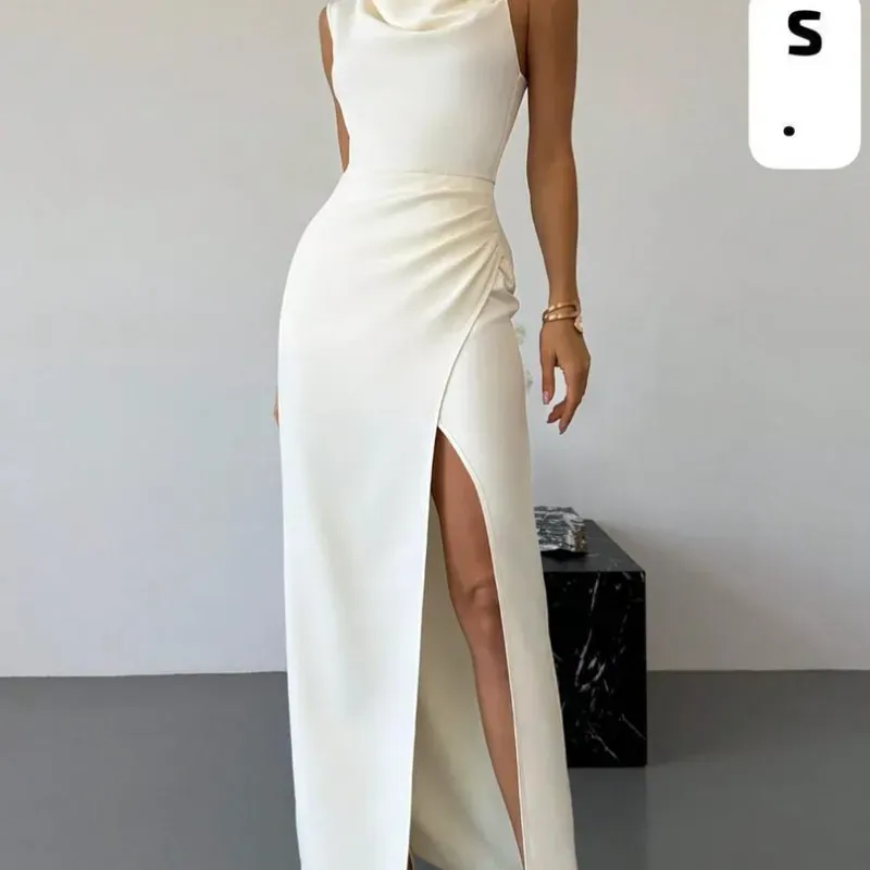  Vestido White Grace – Elegancia escultural con escote drapeado y abertura lateral