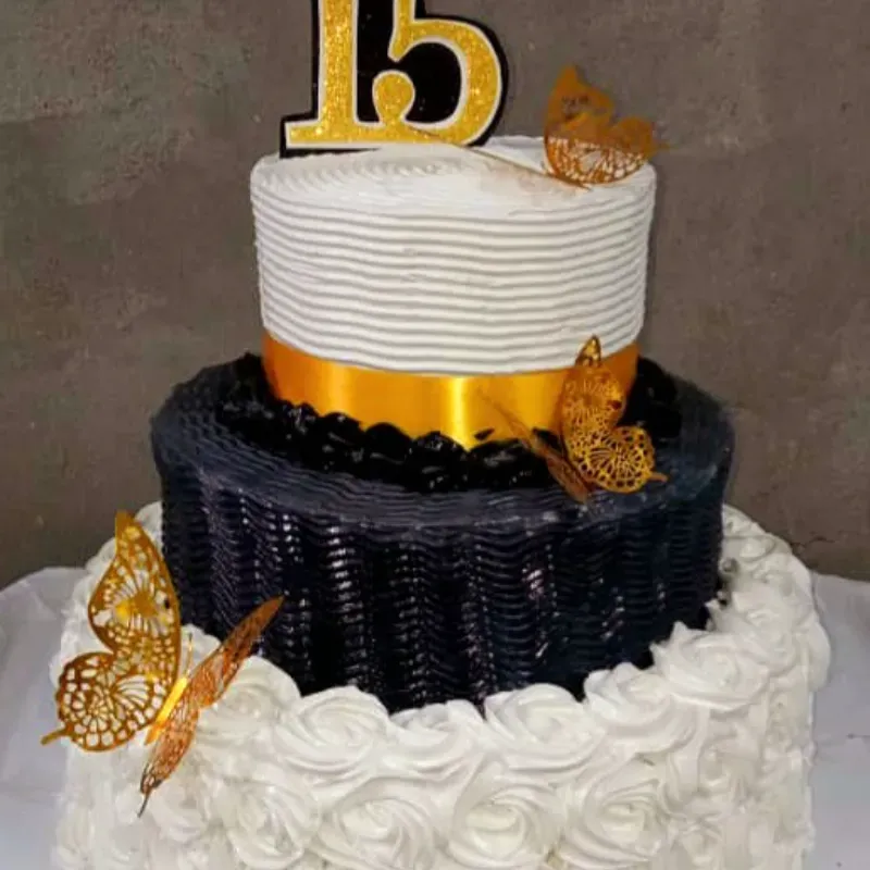 Felices 15 años de 3 pisos✨️