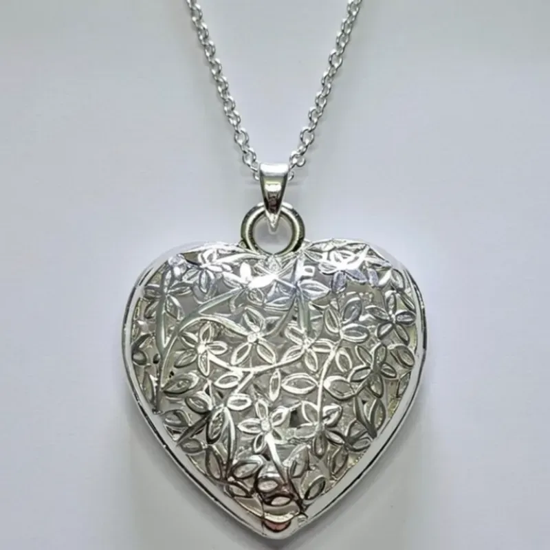 Cadena de corazón calado