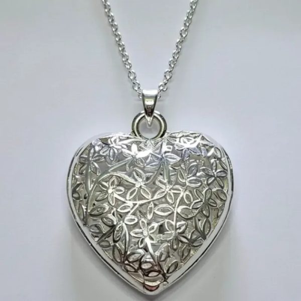 Cadena de corazón calado