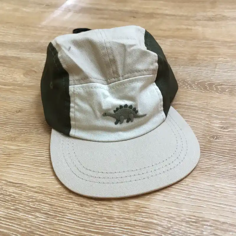 Gorra con dinosaurio color verde olivo