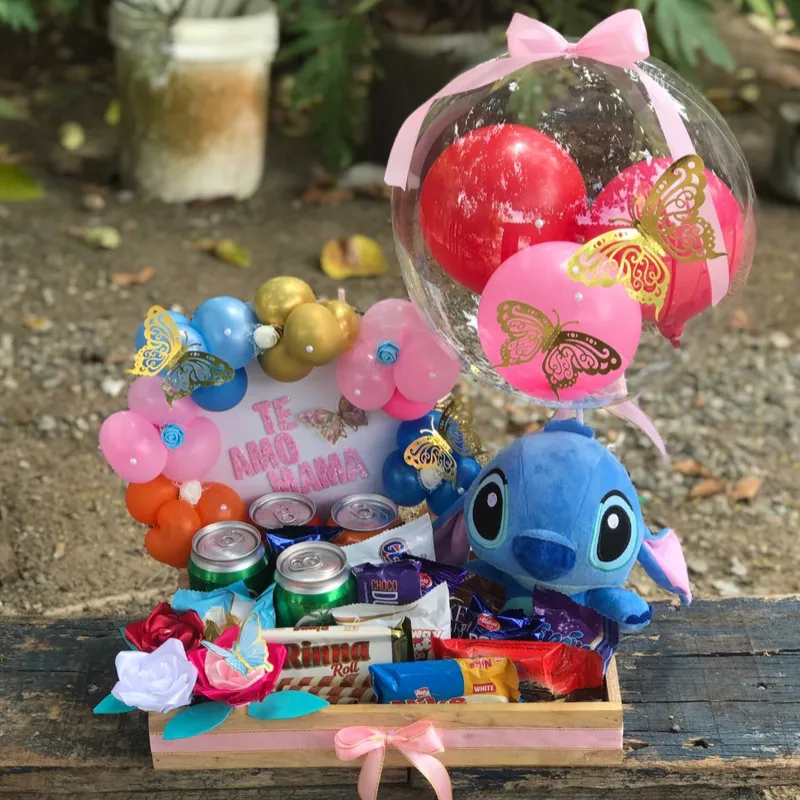 Cajita de madera con Stich, cerveza, refresco y confituras 