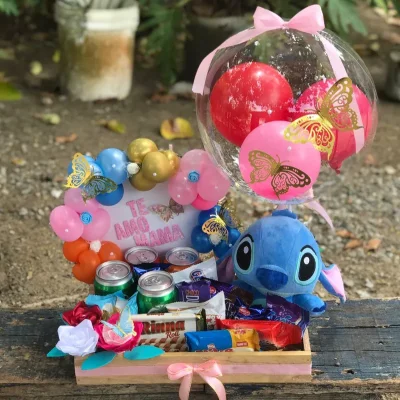 Cajita de madera con Stich, cerveza, refresco y confituras 