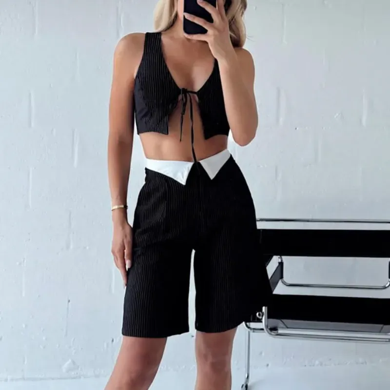Conjunto de short largo y top negro de rayitas blancas