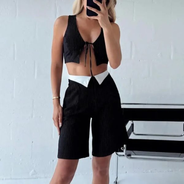 Conjunto de short largo y top negro de rayitas blancas