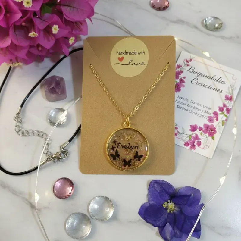Cadena dorada con dije personalizado con nombre