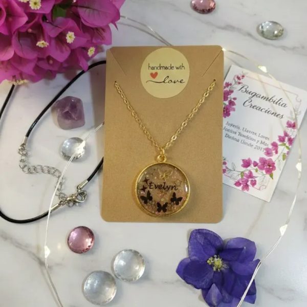 Cadena dorada con dije personalizado con nombre