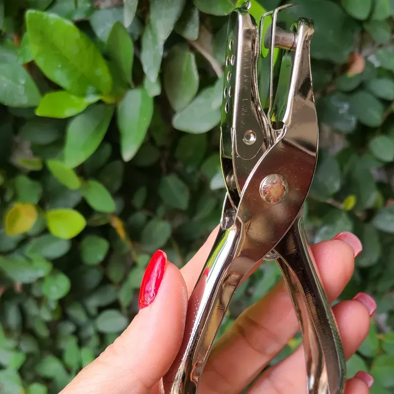 Ponchadora de un solo hueco. Para papel o carton