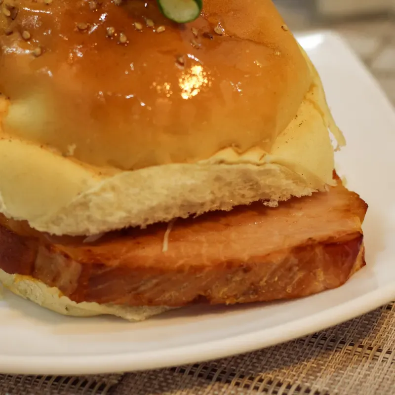 Pan con lomo ahumado especial