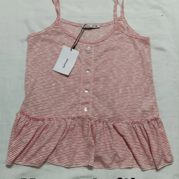 Blusa de rayas rojas y blancas.